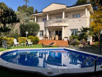 Casa de 2 plantas con piscina en Corbera de Llobregat, Cases Pairals., 299 mt2, 4 habitaciones