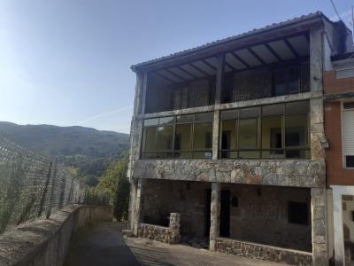 SE VENDE CASA CON TERRENO EN RIVA DE RUESGA, 460 mt2