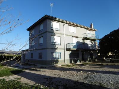 Casa de tres plantas a 3 minutos de la población de Xerta (Tarragona)  limita con el Rio Ebro., 514 mt2, 7 habitaciones