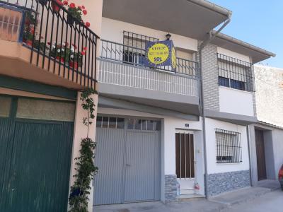 Casa con patio en venta en Torregutiérrez de Cuéllar., 183 mt2, 4 habitaciones