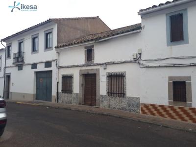 Casa de pueblo en Villanueva de Córdoba. Próxima al colegio San Miguel y Hospital., 187 mt2, 3 habitaciones