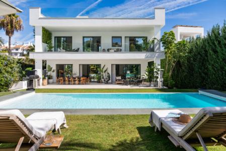 Family Villa With Rooftop Jacuzzi Offering Ultimate Privacy For Sale In Nueva Andalucia, Marbella, 606 mt2, 5 habitaciones