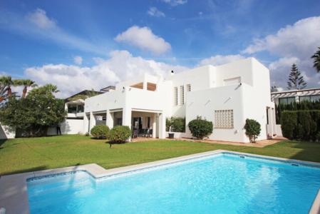 Prime Real Estate Investment: Spacious Beachside Villa For Sale In Marbesa, Marbella East, 227 mt2, 5 habitaciones