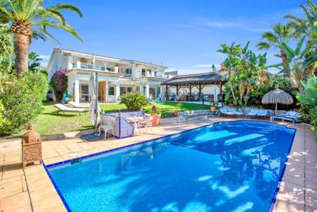 Gorgeous Beachside Villa With Thriving B&b Business And Sea Views For Sale In Marbesa, Marbella East, 584 mt2, 6 habitaciones