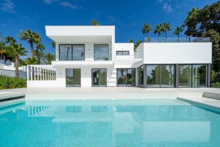 Elegant Designer Villa With Premium Features For Sale In El Paraiso, Estepona, 430 mt2, 4 habitaciones