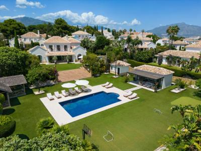 Stunning Mediterranean Villa With Chic Interior And Prime Amenities For Sale In El Paraiso, Estepona, 405 mt2, 5 habitaciones