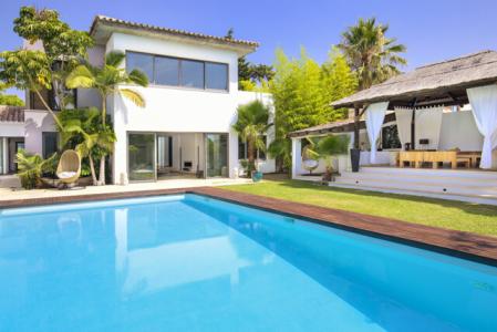 Upgraded Villa In Prime Beachside Location For Sale On Estepona's New Golden Mile, 555 mt2, 4 habitaciones