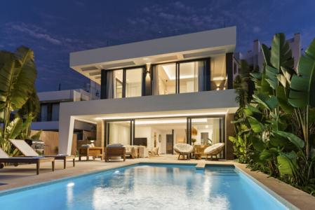 Sleek 6-bedroom Villa With Scenic Golf Course Views For Sale In La Resina Golf, Estepona East, 352 mt2, 6 habitaciones