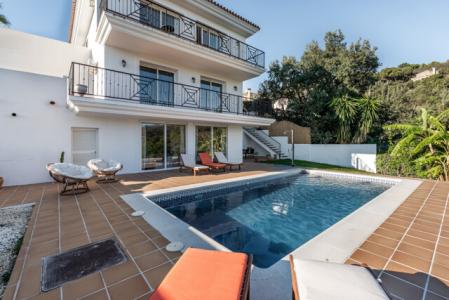 Elegant Three-level Home With Stunning Views And Pool For Sale In El Padron, Estepona East, 257 mt2, 3 habitaciones