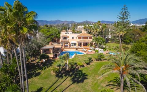 Elegant Coastal Retreat: Expansive Beachfront Villa For Sale In Hacienda Beach, Estepona, 1013 mt2, 8 habitaciones