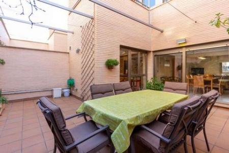 ¡Bienvenidos a esta espectacular casa adosada en una de las mejores zonas de Granada!, 227 mt2, 5 habitaciones