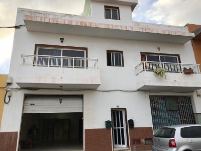 Se vende una casa terrera en Guimar., 213 mt2, 3 habitaciones