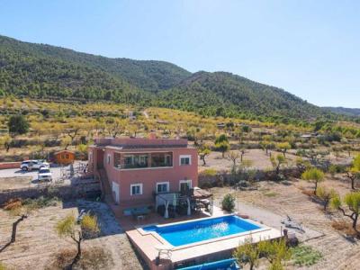 5 Bedroom Villa With Guest Apartment And Pool In Hondon De Las Nieves, 295 mt2, 5 habitaciones