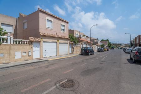 SE VENDE Dúplex luminoso de tres dormitorios en VILLA INÉS - Huércal de Almería -, 117 mt2, 3 habitaciones