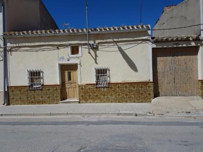 Casa en la Roda muy amplia para reformar y hacerla a su gusto.