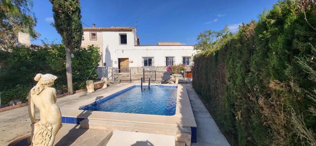 4 Bedroom Country House Including A Separate Guest Apartment And Pool, 214 mt2, 4 habitaciones