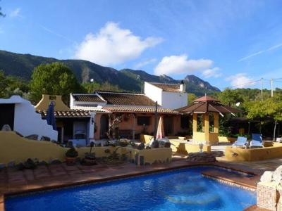 Beautiful Character 3 Bedroom Cave House With Pool, 3 habitaciones