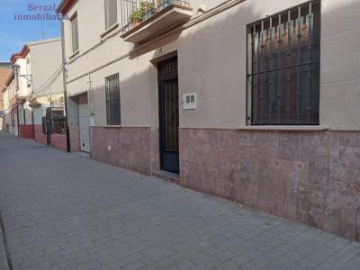 Casa con jardín y patio de 400 metros construidos para entrar a vivir en Logroño, Zona Varea, 400 mt2, 5 habitaciones