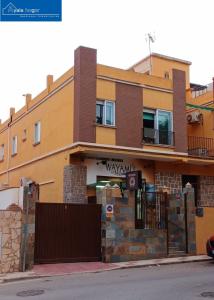Casa en esquina con garaje y terrazas próxima Hospital Carlos Haya, 257 mt2, 2 habitaciones