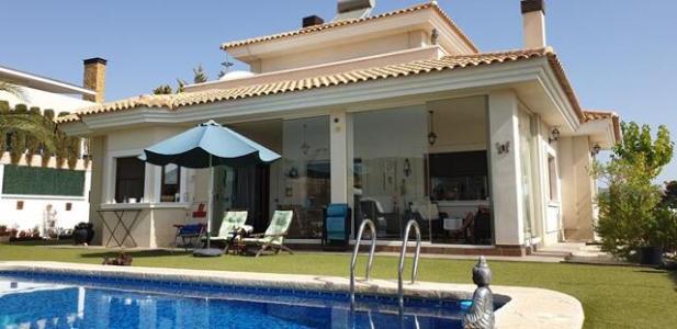 Beautiful 4 Bedroom Villa With Large Garage And Swimming Pool Situated On A Quiet Urbanisation, 4 habitaciones