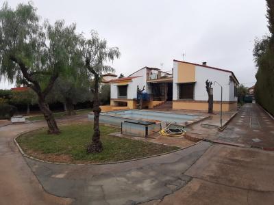Chalet en Los Cerros, con 370 mtr. en parcela de 1700, 6 dormitorios, garaje  y piscina, 370 mt2, 6 habitaciones