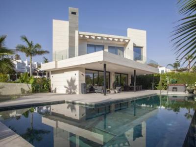 Luxury Villa With A Sleek Polished Contemporary Design For Sale In Parcelas Del Golf, Nueva Andaluci, 1090 mt2, 7 habitaciones