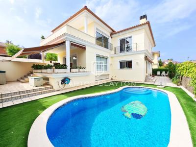 Sofisticada propiedad con piscina y vistas al mar en Premià de Dalt, 522 mt2, 5 habitaciones
