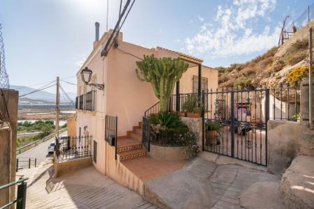 Se venden 2 Viviendas reformadas y con entradas independientes en el Barrio del Marraque, Rioja, 136 mt2, 4 habitaciones