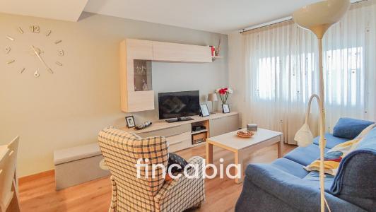 Casa adosada con jardín en venta en Riudarenes., 203 mt2, 4 habitaciones