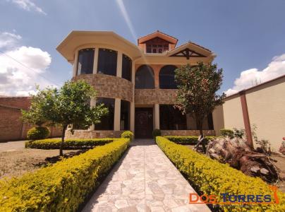215.000$us Amplia casa con 2 departamentos, en la zona de Quintanilla, 520 mt2, 8 habitaciones