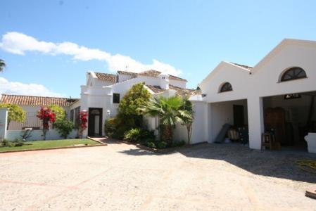 Beautiful Villa For Sale, Designed By Cesar Leiva In The Area Of Guadalmina Baja., 750 mt2, 6 habitaciones