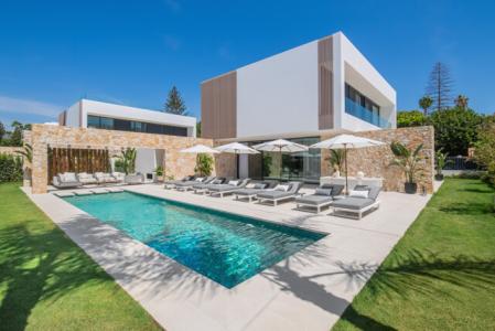 Discover Elegant Modern Living With This Prime Villa For Sale In Cortijo Blanco, San Pedro, Marbella, 567 mt2, 6 habitaciones