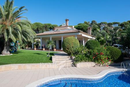 Preciosa villa en zona exclusiva a poca distancia de la bahía de Sant Antoni de Calonge., 379 mt2, 4 habitaciones