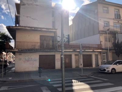 Buscas un solar con locales y vivienda esquinero a reformar  en pleno centro de Les Roquetes centro, 185 mt2