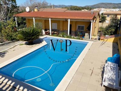Chalet en Venta con piscina privada y cochera, 275 mt2, 3 habitaciones