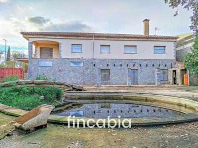 Casa aislada con jardín y piscina en venta en Santa Coloma de Farners., 653 mt2, 4 habitaciones
