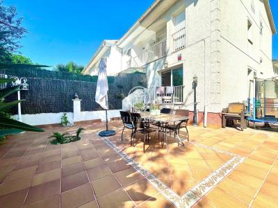 Casa adosada en venta con terraza de 80 m² primera línea de mar en Santa Susanna, 189 mt2, 4 habitaciones