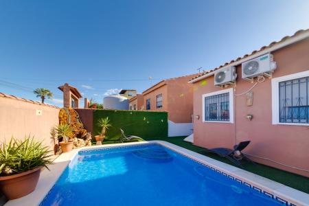 Casa en venta en Torrevieja, con piscina privada, 100 mt2, 3 habitaciones