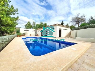 Encantadora finca rústica de 5000m2 en Aigues, 5 dormitorios 3 baños y piscina privada, 394 mt2, 5 habitaciones