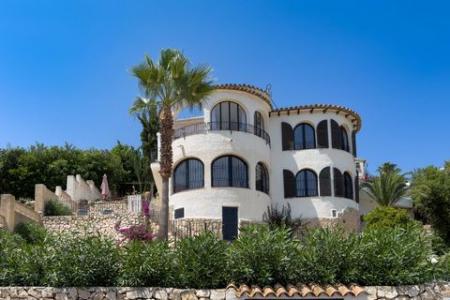 Villa de 3 dormitorios en Benissa Costa, con piscina privada y vistas abiertas a las montañas y al mar, a tan solo 1.4 km del mar., 153 mt2, 3 habitaciones
