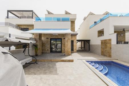 Villa independiente con parcela y piscina en zona residencial de Bigastro, 114 mt2, 3 habitaciones