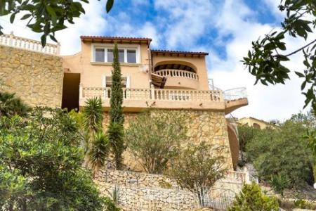 Villa de 3 dormitorios en Calpe con magnificas vistas al mar y Peñón de Ifach, a tan solo 1,2 km de la playa., 193 mt2, 3 habitaciones
