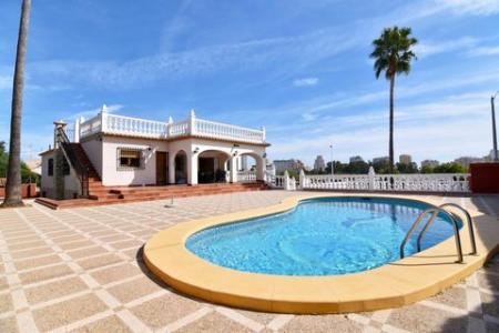 Chalet de 5 dormitorios en Calpe, con piscina privada y fantásticas vistas al Peñón de Ifach, a solo 2 km de la playa., 308 mt2, 5 habitaciones