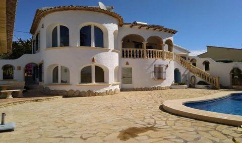 Bonita villa con piscina privada ubicada en una área residencial de Calpe cerca de comercios y playas., 208 mt2, 4 habitaciones