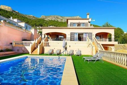 Bonita villa totalmente nueva con gran piscina privada situada en calpe., 300 mt2, 4 habitaciones