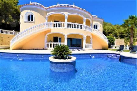 Villa de lujo de 4 dormitorios, en Calpe, con piscina privada y vistas espectaculares al mar,a solo 5 min. en coche de las fantásticas playas de Calpe., 380 mt2, 4 habitaciones