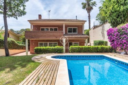 Luminosa casa de con vistas y jardín con piscina a la venta en Castelldefels, 536 mt2, 5 habitaciones