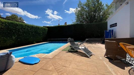 Se vende chalet con jardín y piscina en la Urb. El Clavín, Guadalajara., 210 mt2, 5 habitaciones