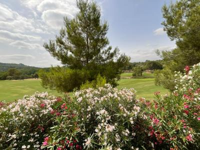 CHALET EN VENTA EN EL BOSQUE EN PRIMERA LÍNEA DE GOLF, 276 mt2, 5 habitaciones