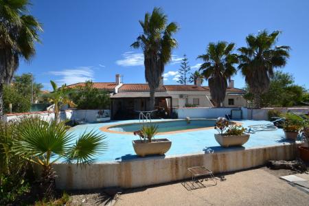Conjunto de 5 chalets con piscina comunitaria ideal para destinarlo como alquiler turístico, 340 mt2, 9 habitaciones